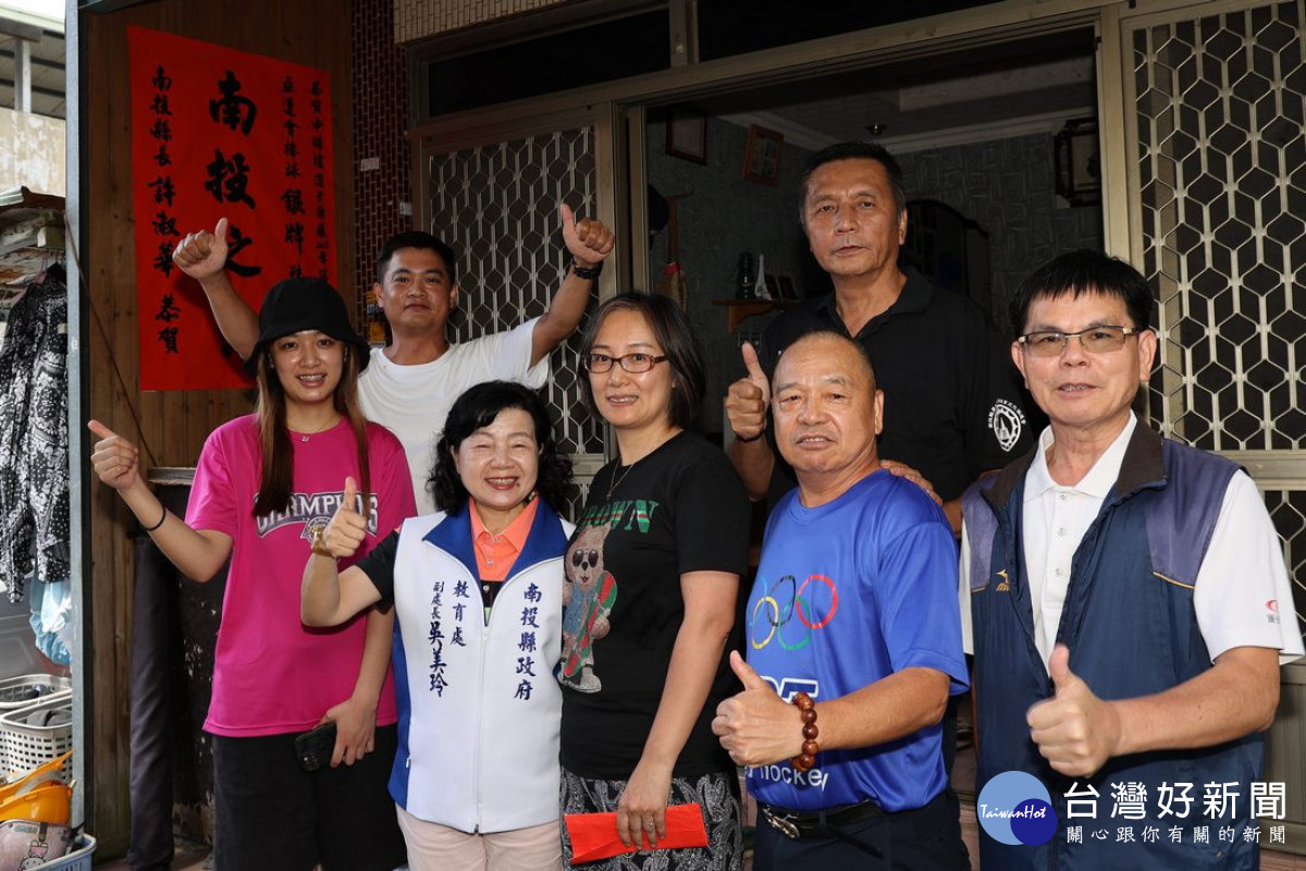 吳副處長一行趕抵雙龍村申皓瑋的家，縣議員全文才（後排左）也到場，申媽媽松寶鳳和申皓瑋的妹妹代表迎接，並張羅將許縣長祝賀紅榜貼在家門最顯眼之處。（圖/南投縣府提供）