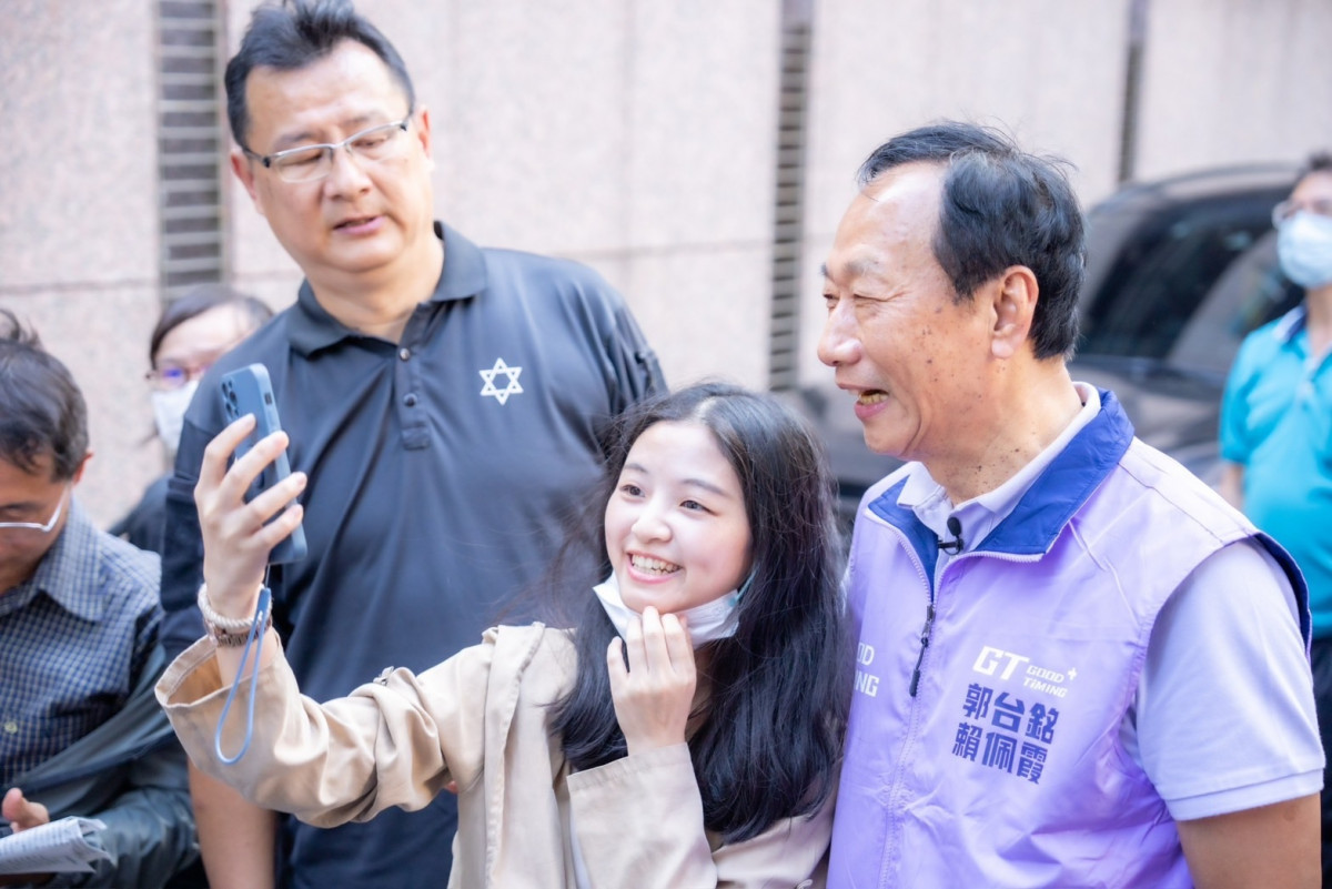 郭台銘走訪連署點,有民眾與郭台銘合影。(圖/郭台銘辦公室)