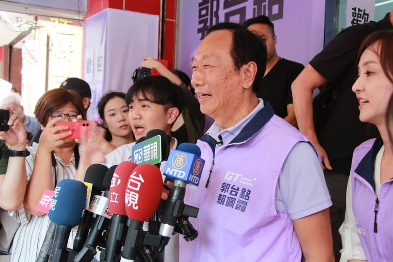 鴻海創辦人郭台銘(右2)今到台中跑行程。中央社