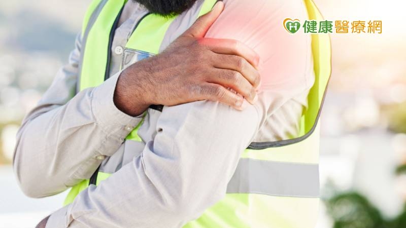 肩痛無力又手無法抬起 竟是肩膀「旋轉肌」破洞