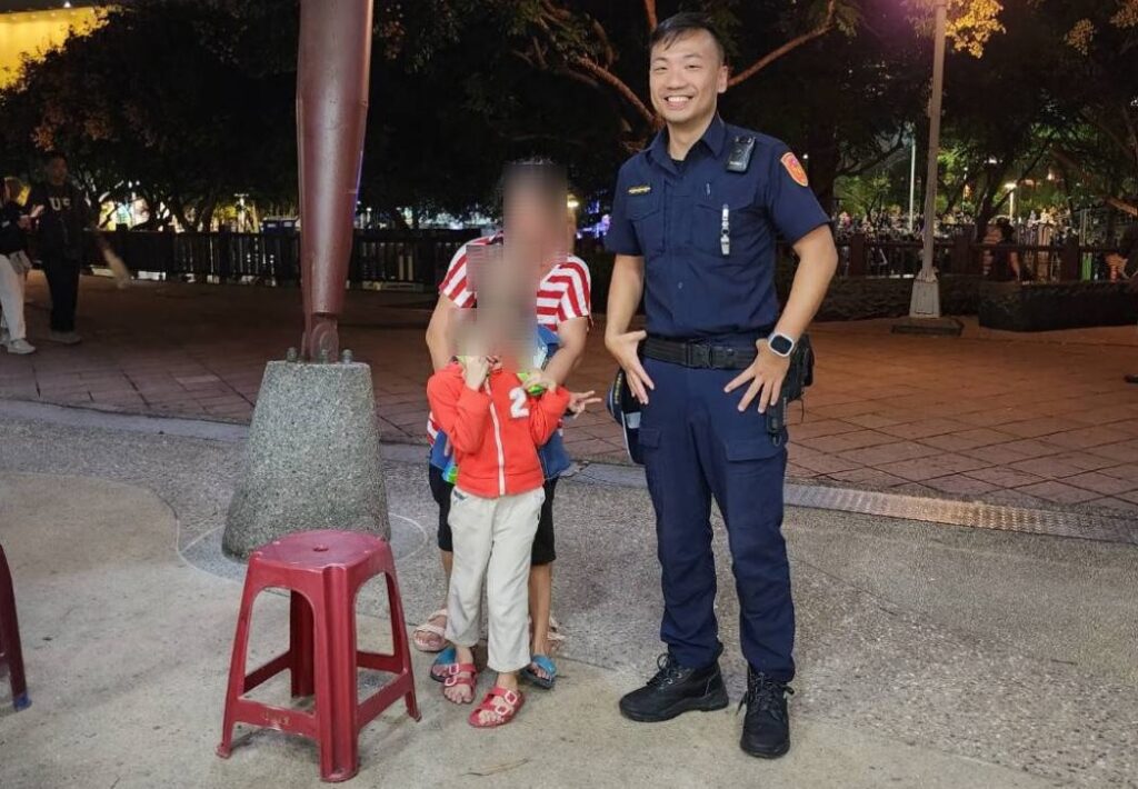 ▲圖說:警界鄭中基化身「正港人民保母」 (圖/台中市政府提供)