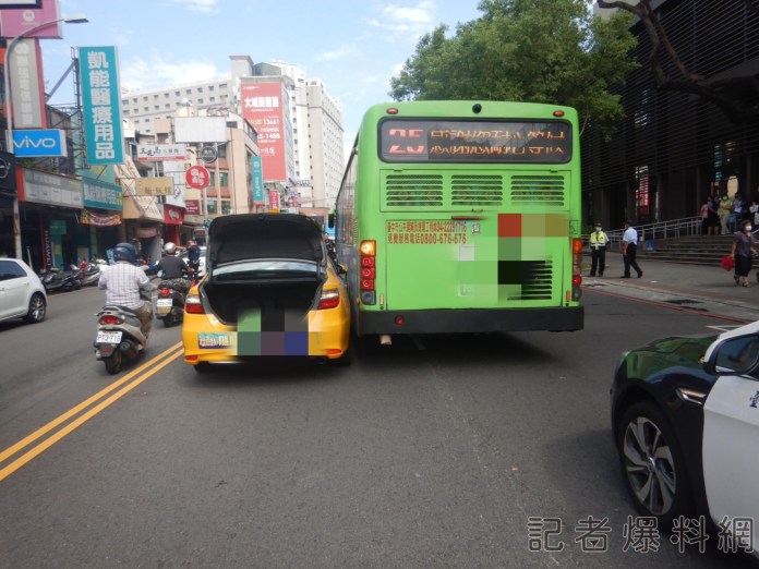交通事故引發路人抓狂 推倒事故當事人竟心臟病發不治 76 S 21176438 | 社會 社會 記者爆料網