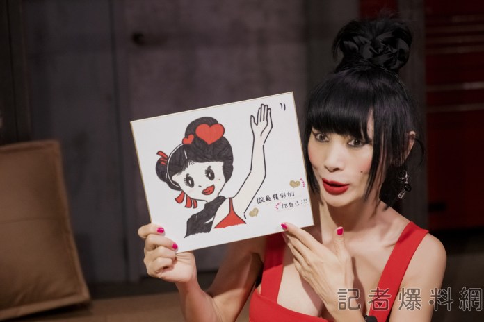 白靈雙十喜迎57歲生日!自曝有鮮肉弟弟追求 76 03.「做最精彩的你自己」!白靈與粉絲畫她出席第58屆金馬獎時盛裝合影! scaled | 藝文娛樂 藝文娛樂 記者爆料網