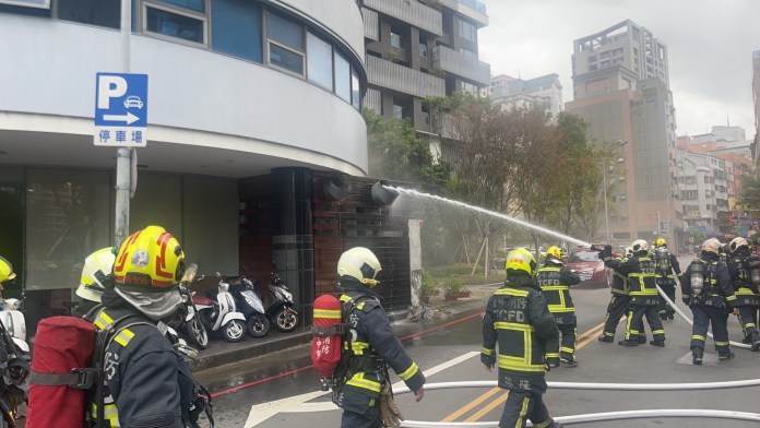 廚師料理炸物突起火 台中金寶茶餐廳失火民眾驚逃 73 S 56549412 0 | 社會 社會 記者爆料網
