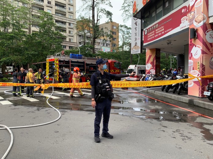 廚師料理炸物突起火 台中金寶茶餐廳失火民眾驚逃 74 S 56549406 | 社會 社會 記者爆料網