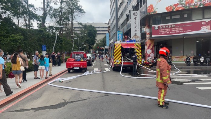 廚師料理炸物突起火 台中金寶茶餐廳失火民眾驚逃 75 S 56549409 0 | 社會 社會 記者爆料網