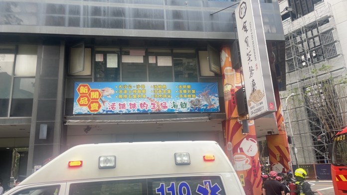 廚師料理炸物突起火 台中金寶茶餐廳失火民眾驚逃 76 S 56549413 0 | 社會 社會 記者爆料網