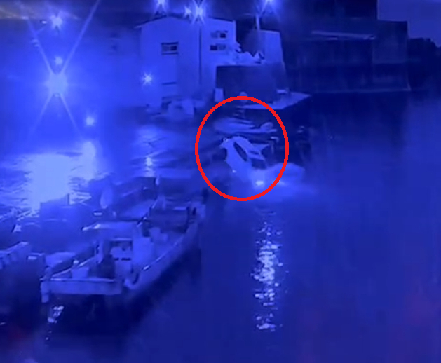 (轎車落海1家3口獲救片)導航導到漁港裡! 父親緊急開車窗救了1家3口 74 | 社會 社會 記者爆料網