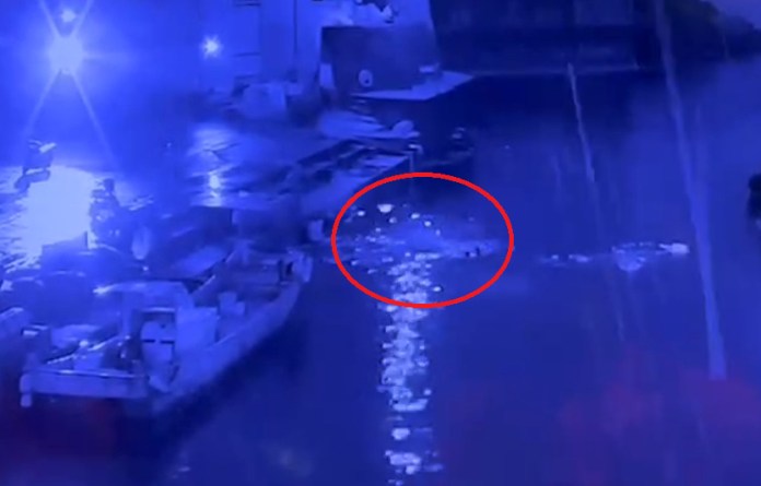 (轎車落海1家3口獲救片)導航導到漁港裡! 父親緊急開車窗救了1家3口 71 1家3口上岸獲救。民眾提供 | 社會 社會 記者爆料網