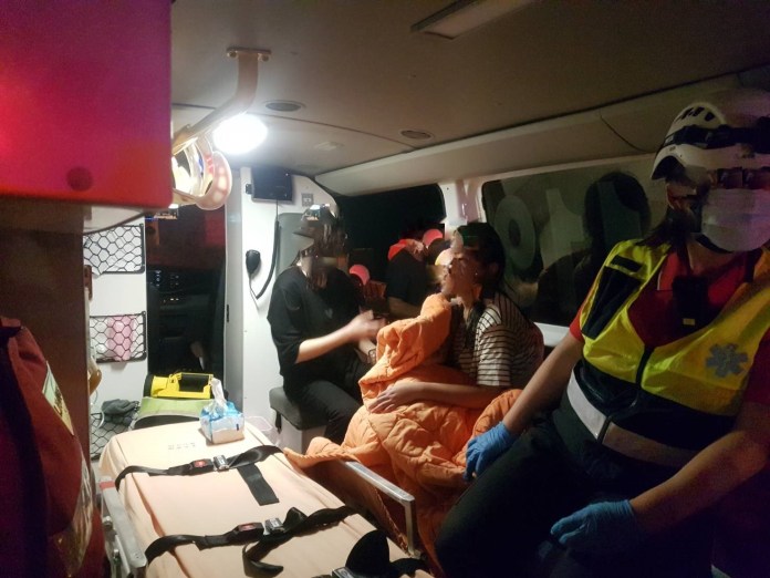 (轎車落海1家3口獲救片)導航導到漁港裡! 父親緊急開車窗救了1家3口 72 1家3口獲救後送醫。民眾提供 | 社會 社會 記者爆料網