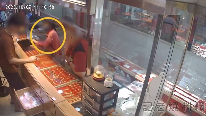 6旬阿姨連兩天光顧銀樓趁機行竊 警以車追人追回兩枚戒指 73 0B1A96EE 1A81 418F B358 E75A75C5FE14 | 社會 社會 記者爆料網