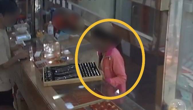 6旬阿姨連兩天光顧銀樓趁機行竊 警以車追人追回兩枚戒指 72 D0494722 D654 4B98 BB86 62DD13635D6C | 社會 社會 記者爆料網