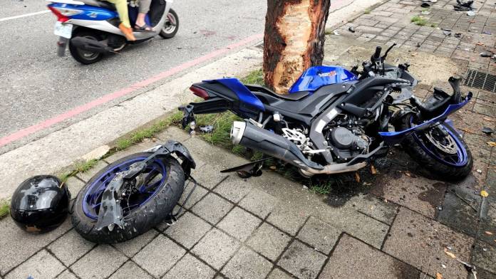 淡水死亡車禍!20歲男騎機車自撞路樹 車毀人亡 72 | 社會 社會 記者爆料網