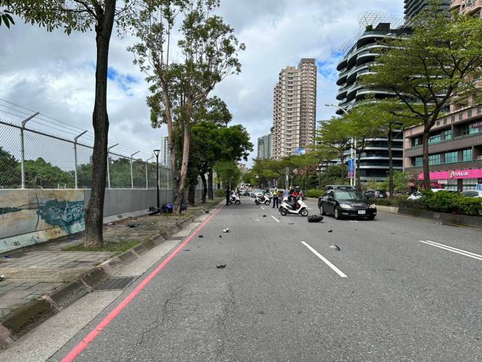 淡水死亡車禍!20歲男騎機車自撞路樹 車毀人亡 70 | 社會 社會 記者爆料網