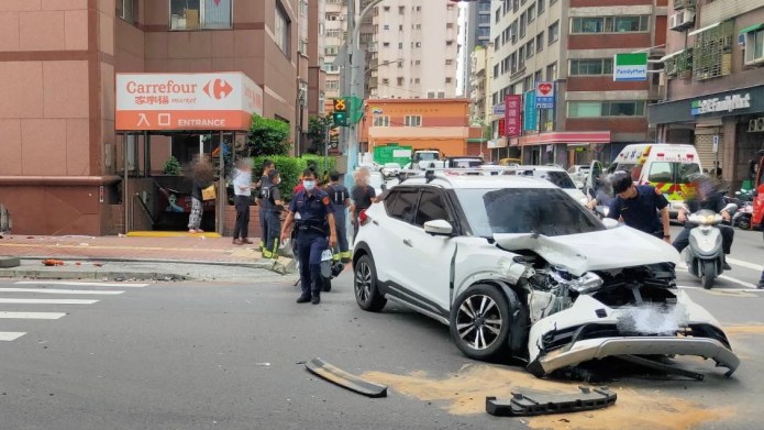 三重直行小貨車擦撞左轉小客車 路旁無辜行人遭波及 68 211 3 | 社會 社會 記者爆料網