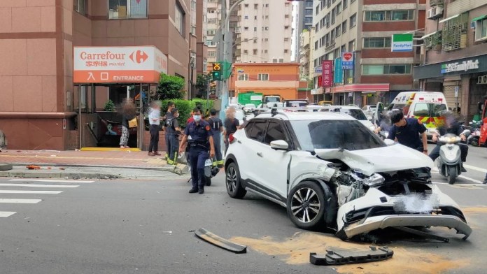 三重直行小貨車擦撞左轉小客車 路旁無辜行人遭波及 64 211 3 | 社會 社會 記者爆料網
