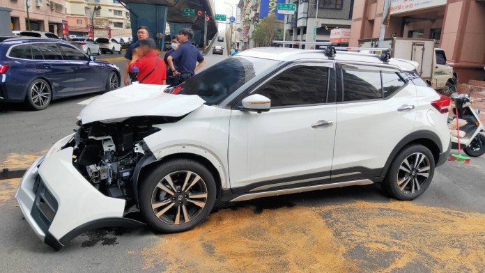 三重直行小貨車擦撞左轉小客車 路旁無辜行人遭波及 65 212 3 | 社會 社會 記者爆料網