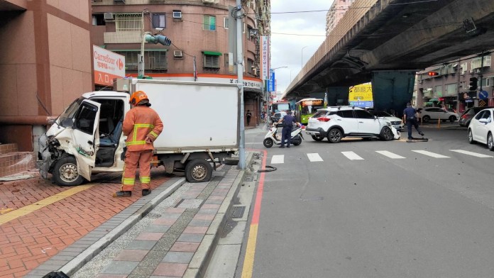 三重直行小貨車擦撞左轉小客車 路旁無辜行人遭波及 66 213 2 | 社會 社會 記者爆料網