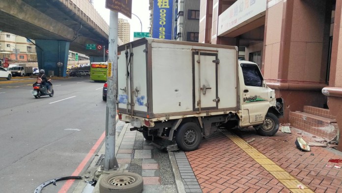 三重直行小貨車擦撞左轉小客車 路旁無辜行人遭波及 67 214 2 | 社會 社會 記者爆料網