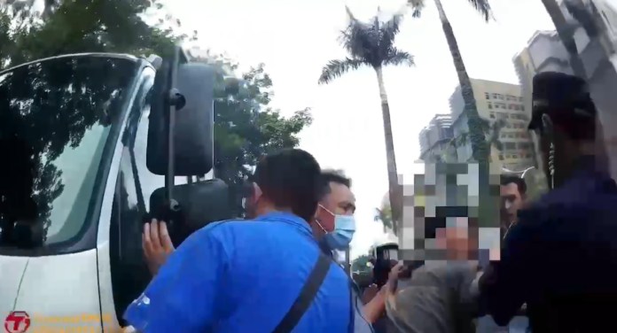 (消促會抗爭片)消防促進會載運物質強行闖入國慶大會管制區 警方柔性勸導 64 | 社會 社會 記者爆料網