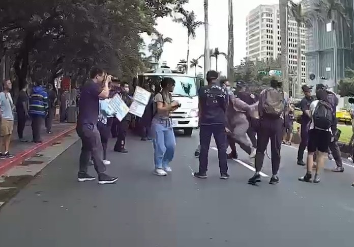 (消促會抗爭片)消防促進會載運物質強行闖入國慶大會管制區 警方柔性勸導 66 | 社會 社會 記者爆料網