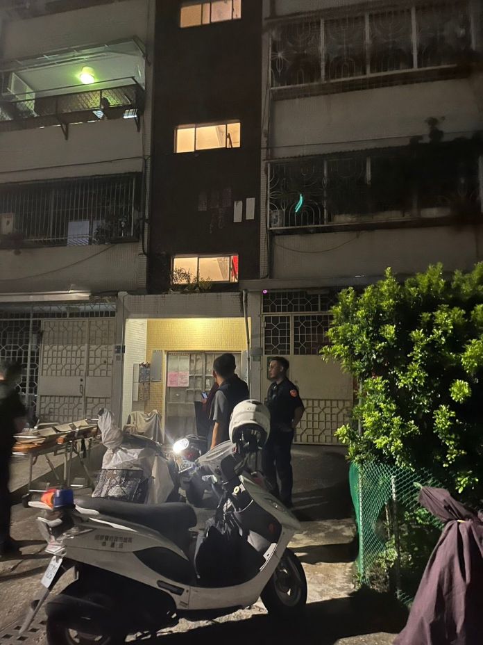 高雄鳳山公寓驚傳3死! 兩女一男陳屍屋內 68 3人死亡現場勘驗調查。民眾提供 | 社會 社會 記者爆料網