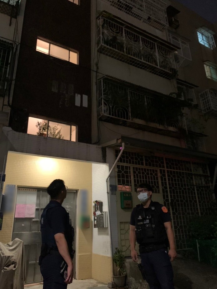 高雄鳳山公寓驚傳3死! 兩女一男陳屍屋內 67 3人死亡現場調查。民眾提供 | 社會 社會 記者爆料網