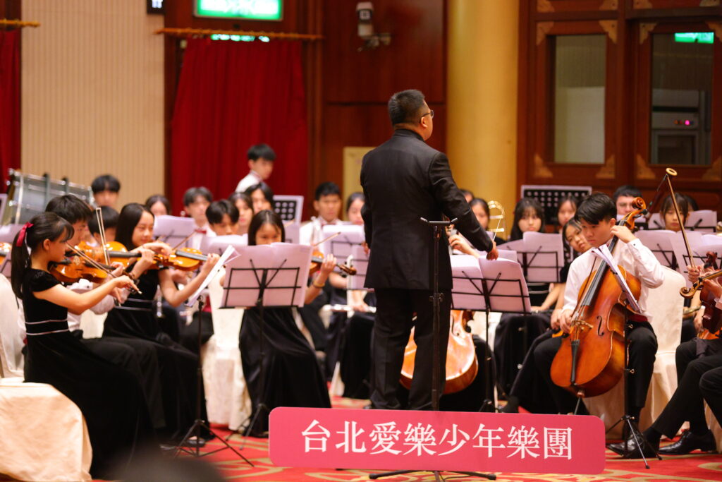 指揮游家輔與台北愛樂少年樂團演出游家輔《台灣狂響》