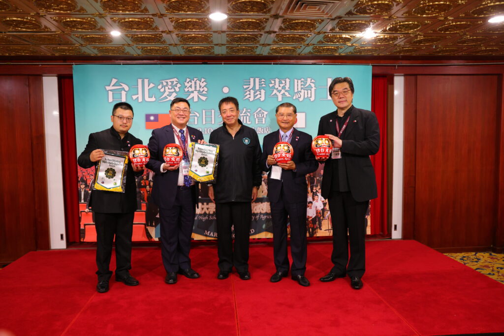 翡翠騎士致贈禮品象徵台日友好(左起_台北愛樂少年樂團指揮游家輔、台北愛樂音樂總監古育仲、東京農二高校顧問樋口一朗、台北愛樂文教基金會董事長李詩欽、台北愛樂文教基金會執行長丁達明)