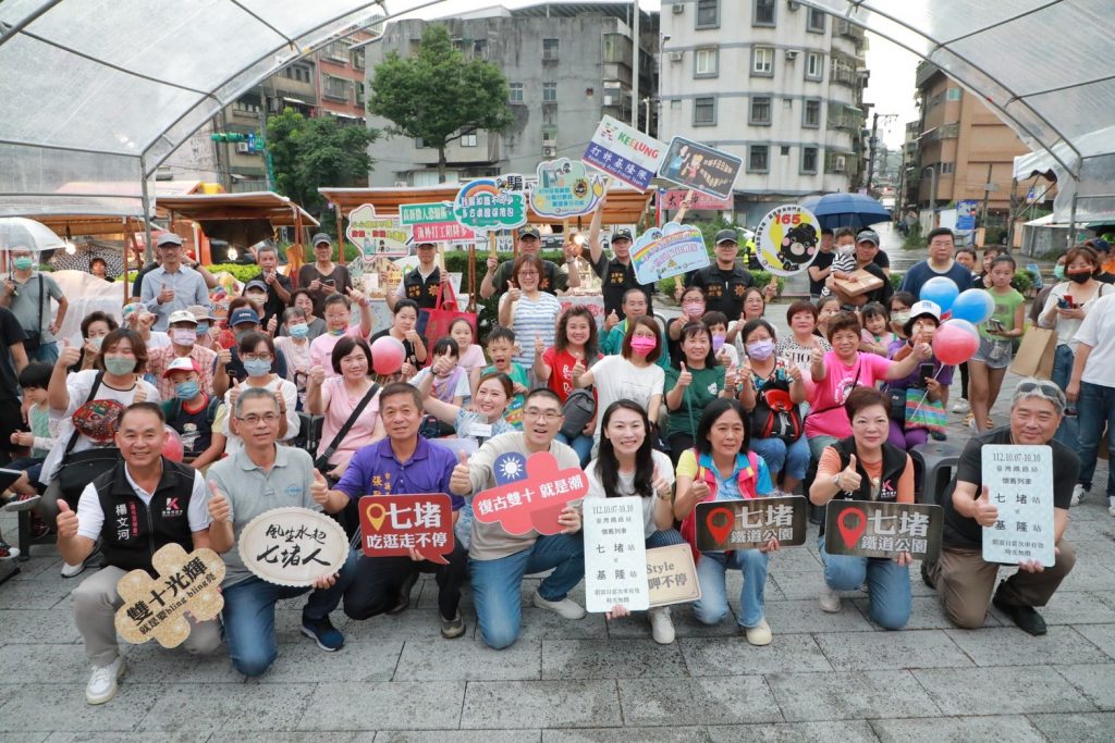 市長謝國樑及與會貴賓、大小親子朋友一起參與活動，現場活動融洽熱絡。(圖/基隆市政府提供)