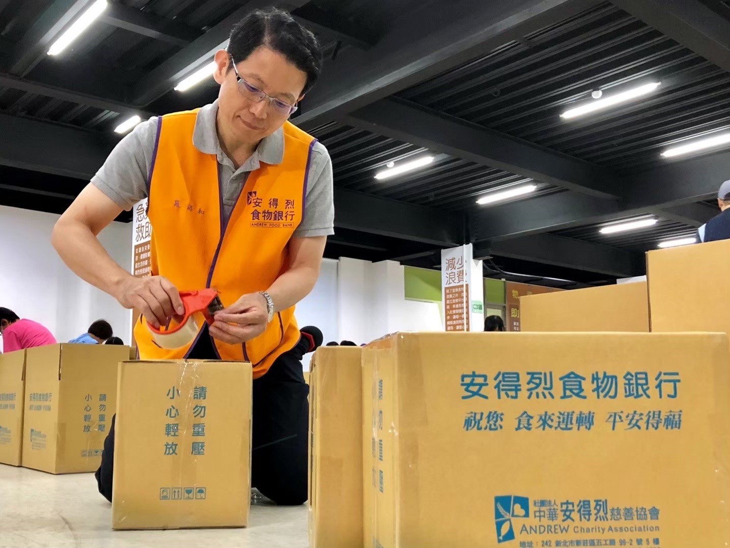 ▲安得烈慈善協會執行長羅紹和在食物銀行作業。(圖/記者張嘉誠攝影)