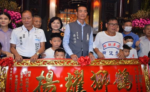 影／北港老塗獅「白鶴獅陣」受邀國慶演出 北港朝天宮致贈匾額