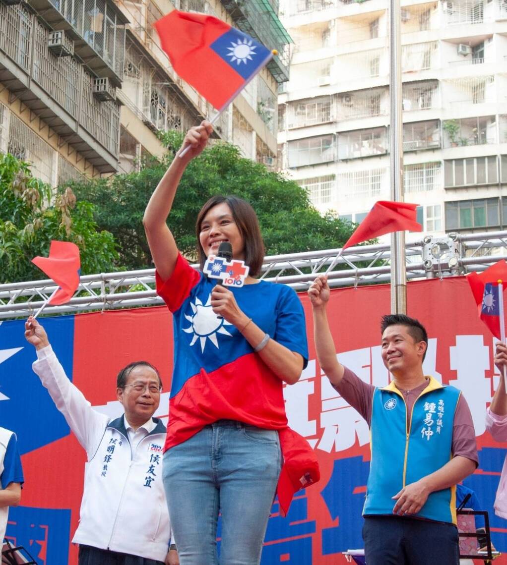 漾新聞|左營果貿社區萬旗飄揚 李眉蓁率數千人領唱搖滾版國歌