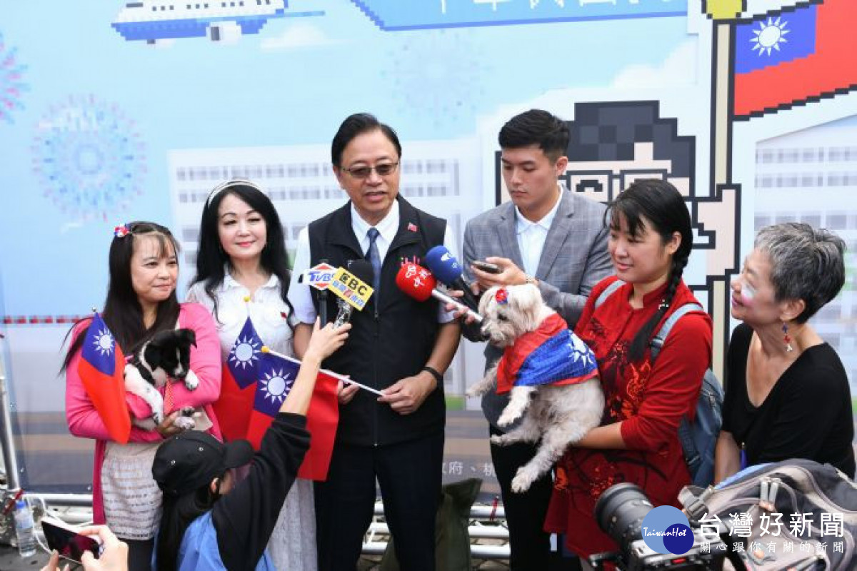 市長張善政與民眾合影。
