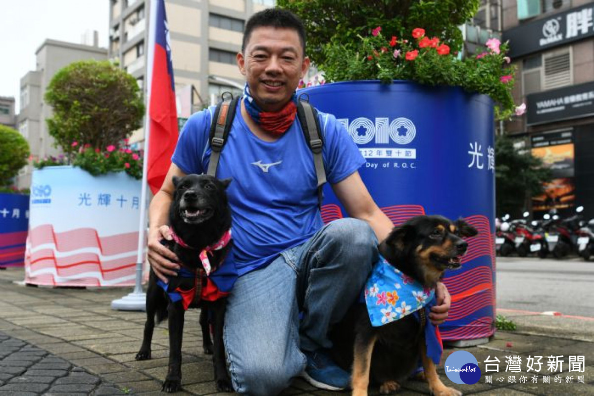 龍岡國小鍾老師與校犬來玩(左)來瘋(右)參加升旗典禮。<br /><br />