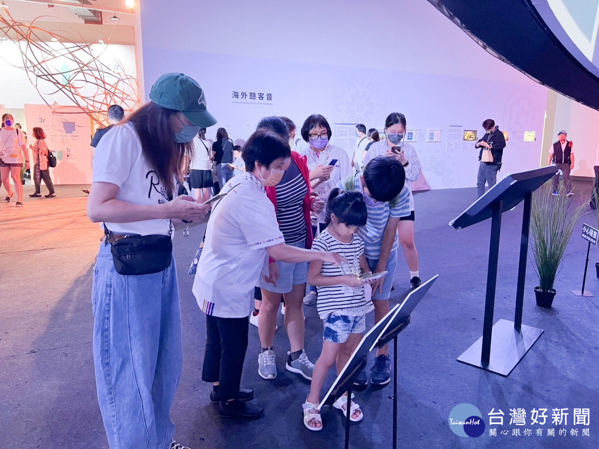 世客博展館服務組的志工們,向民眾導覽解說世界館主題內容。
