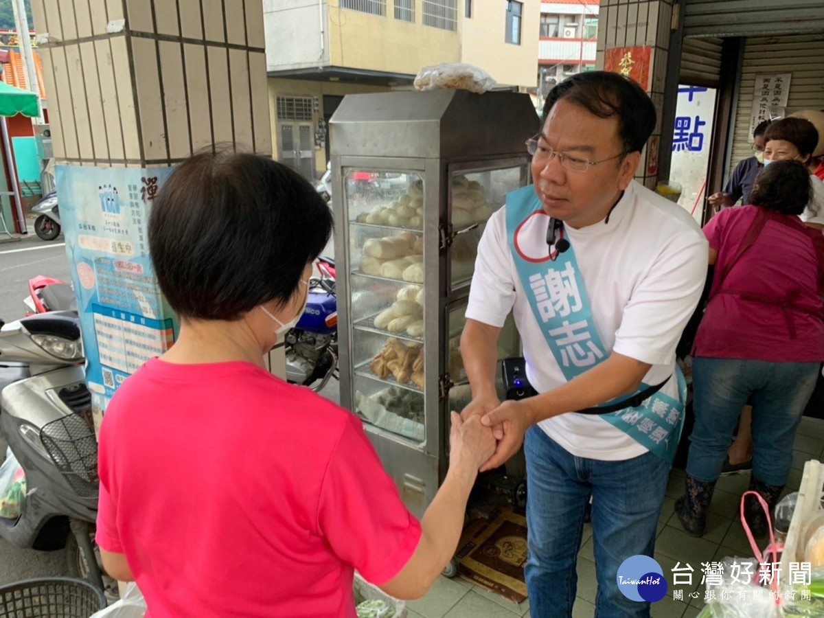 謝志忠掃街市場拜票,一步一腳印地握遍山城鄉親的手。