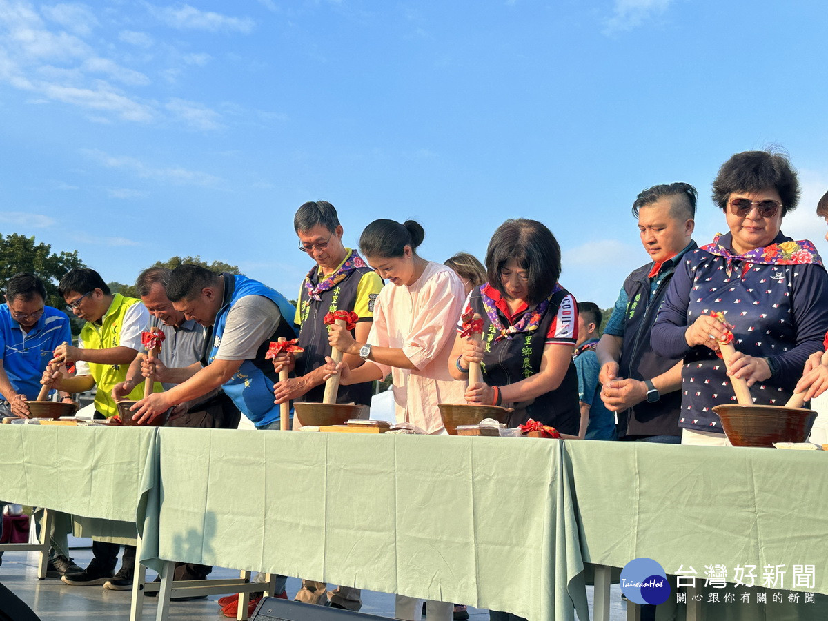 許縣長與游議員等來賓也一同擂茶。(記者扶小萍攝)