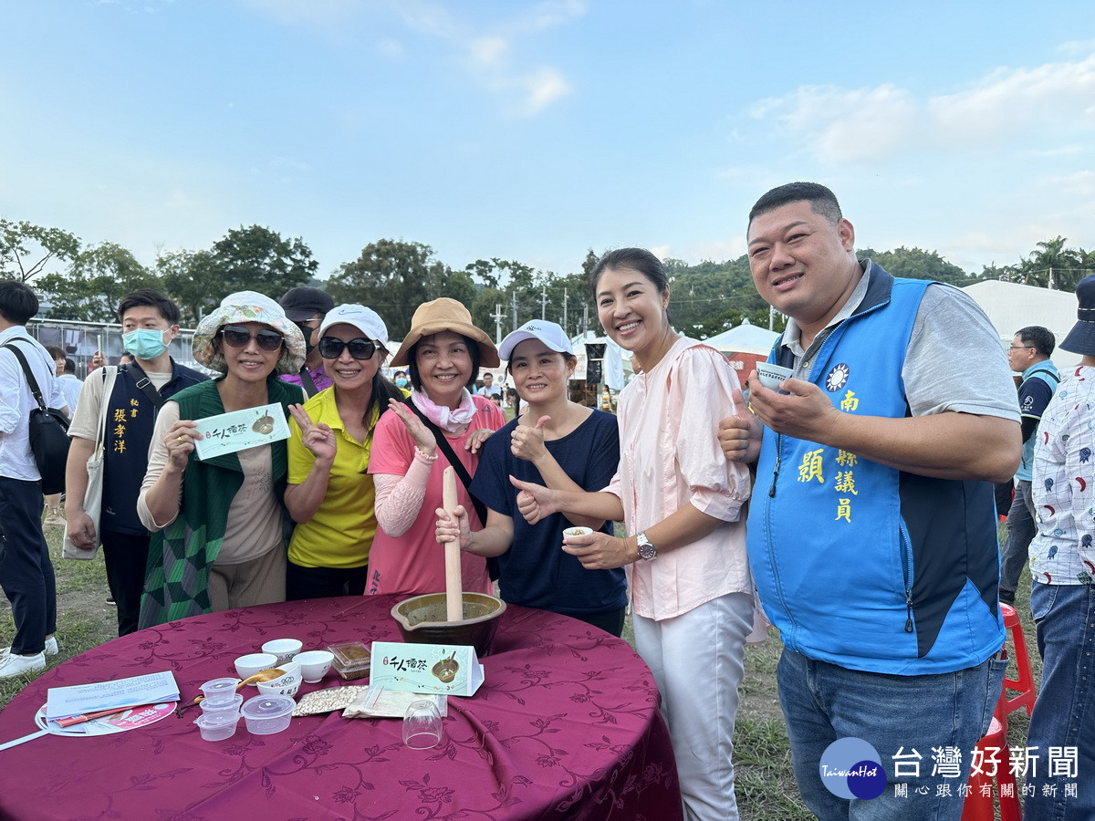 許縣長到處都有粉絲要求合影。(記者扶小萍攝)