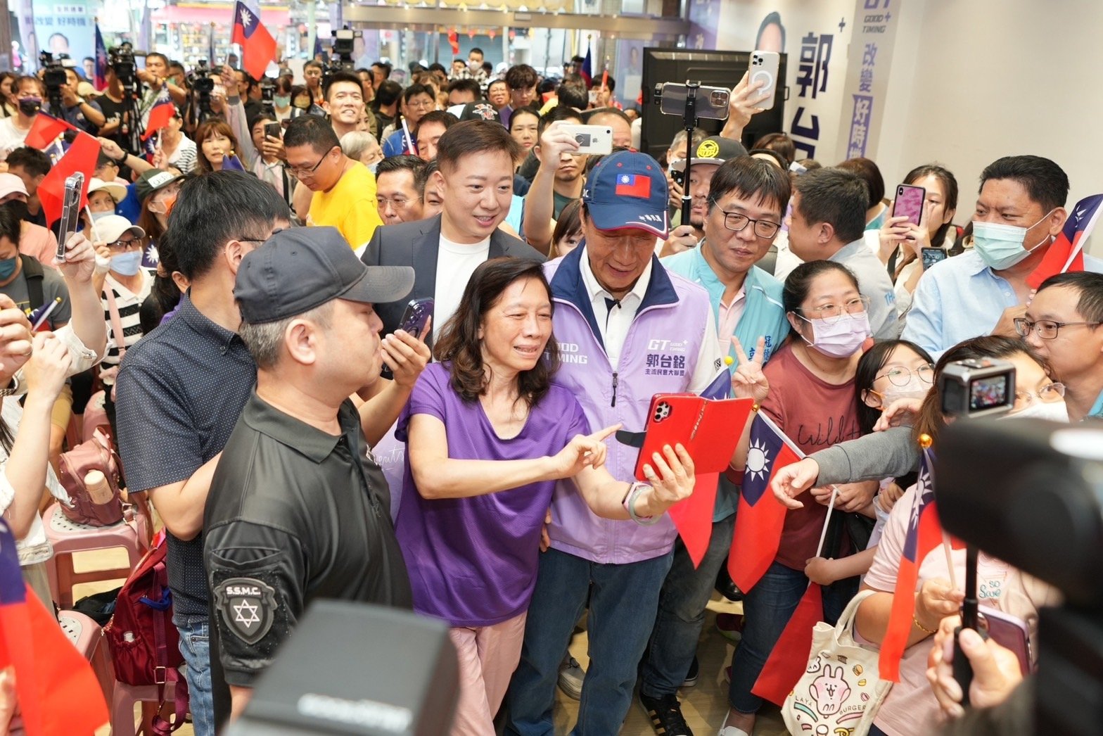 郭台銘中和連署站成立，現場擠進數百位民眾力挺。郭辦提供