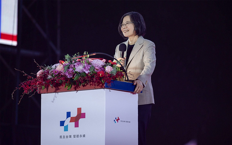 總統蔡英文任內最後一次演說，強調自信沉穩，國家前進，對兩岸則期許和平。圖／引自總統府臉書
