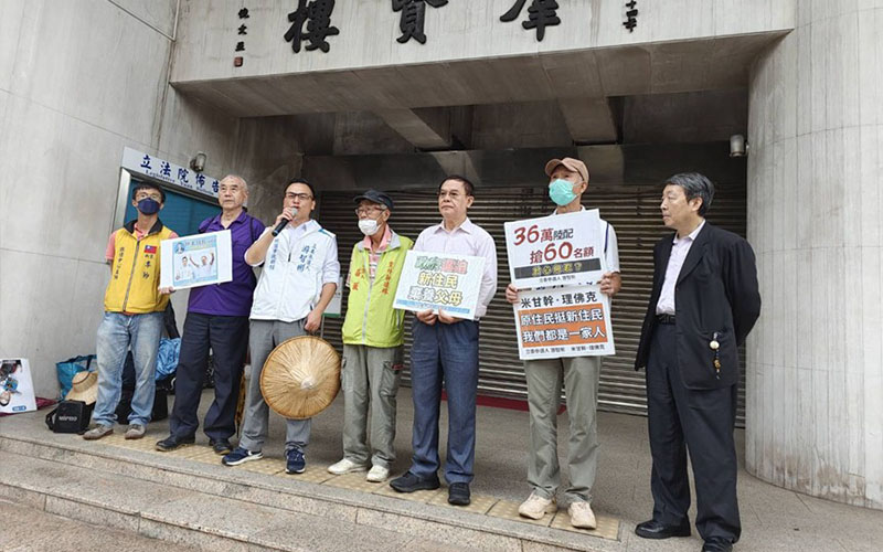 游智彬率新住民前往立院抗議新住民「孝親權」被剝奪。圖/新黨提供