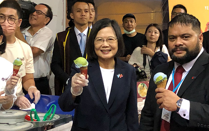 蔡英文與諾魯總統大吃香菜冰淇淋 (圖/張英傑攝)