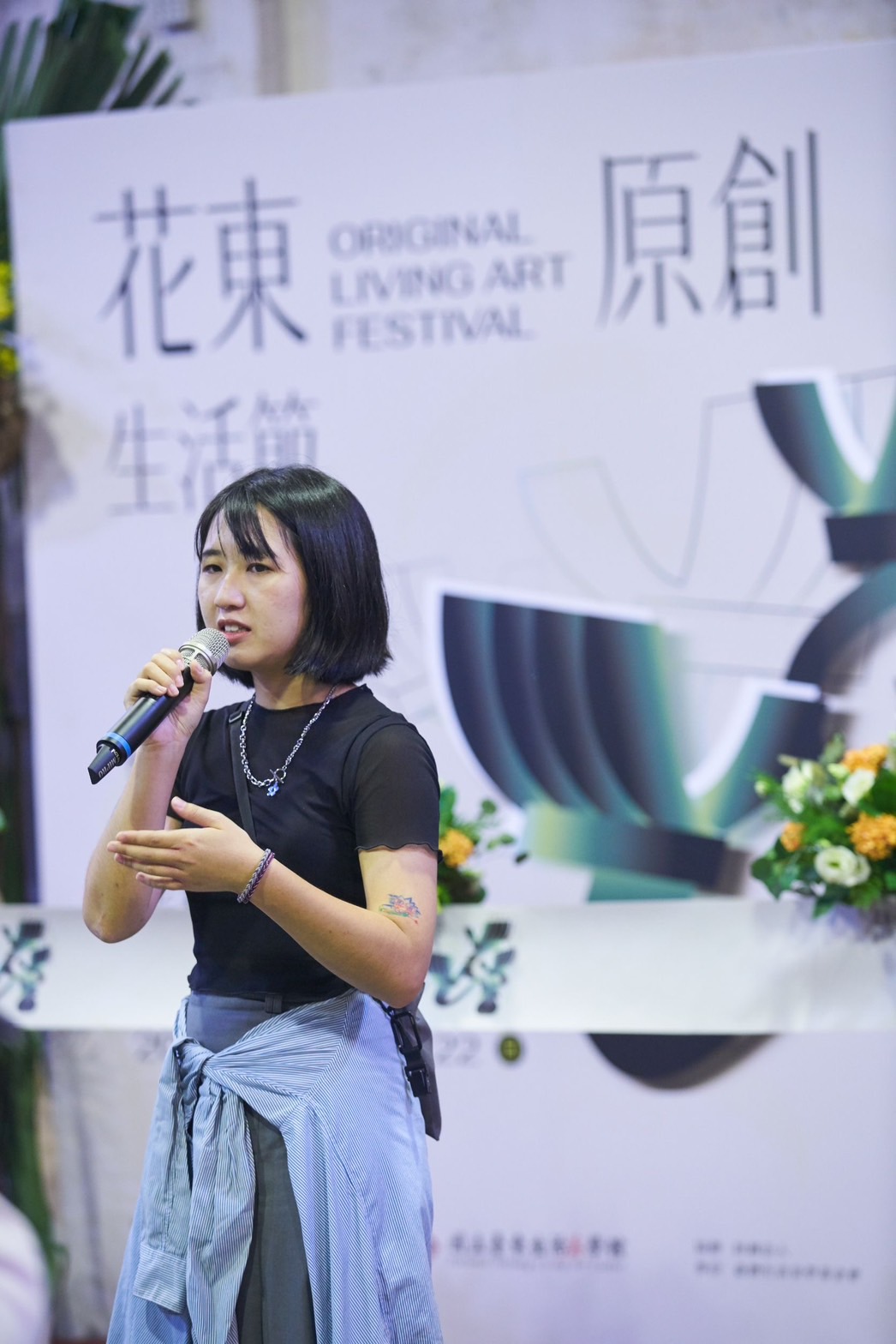 策展人林佩儒以排灣語稱呼「手工精細之人」的Pulima,說明主題「被宇宙擁抱的普利瑪」策展理念