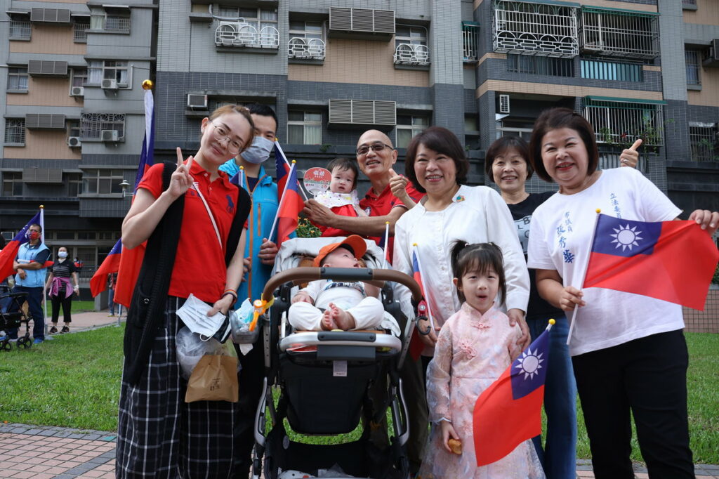 市民全家出動參加升旗典禮