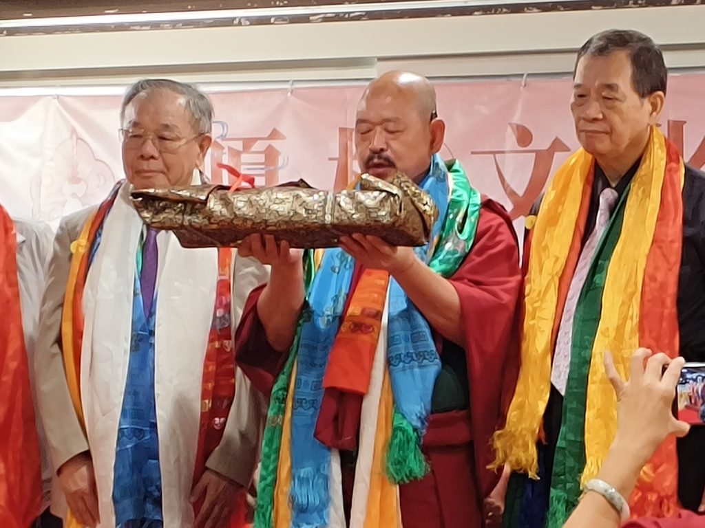 依尊慧吉祥上師開啟海峽兩岸名家書畫展覽的裝嚴儀軌。(攝影/蔡昀臻)