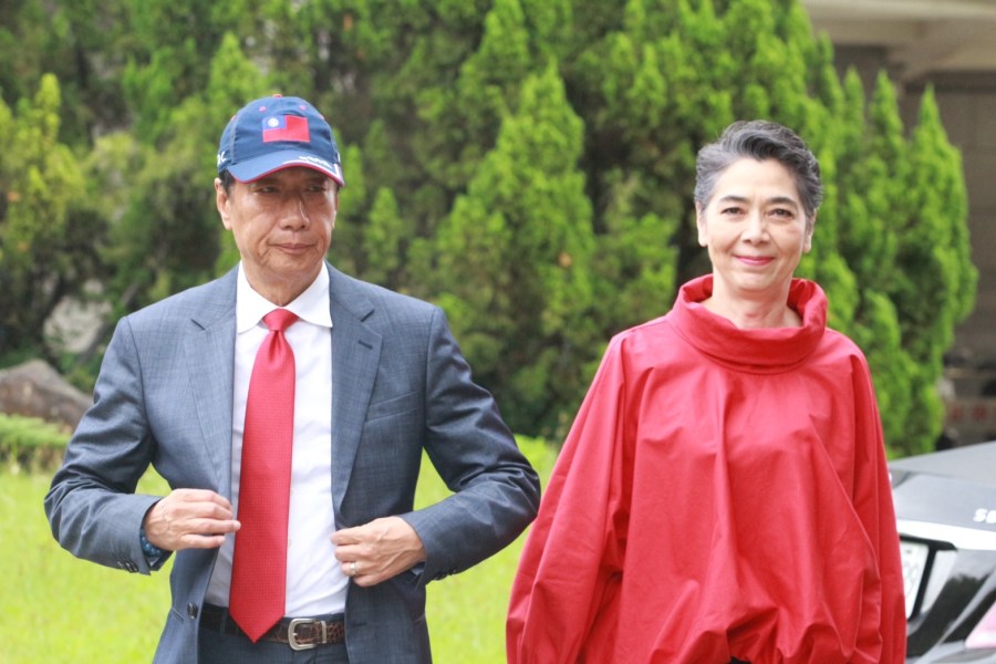 偕賴佩霞唱國歌、參加國慶升旗 郭台銘:馬上就會撥雲見日 294 偕賴佩霞唱國歌、參加國慶升旗 郭台銘:馬上就會撥雲見日 293