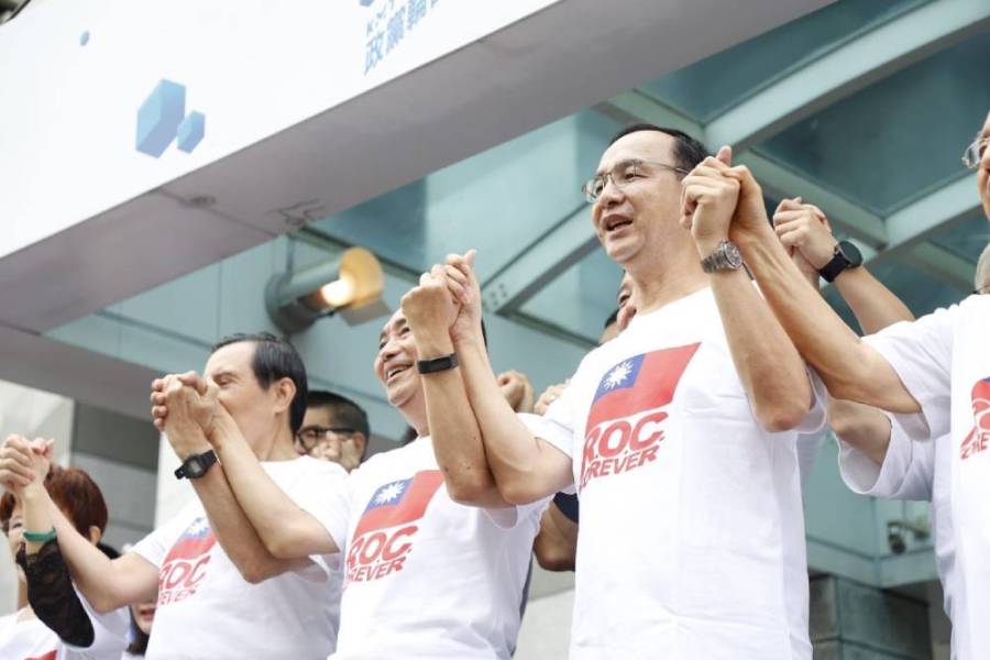 出席國民黨升旗典禮 侯友宜批執政黨:用「Taiwan National Day」消滅中華民國 232 國民黨10日於中央黨部前廣場,舉行慶祝中華民國112年國慶日升旗活動,朱立倫、侯友宜出席。