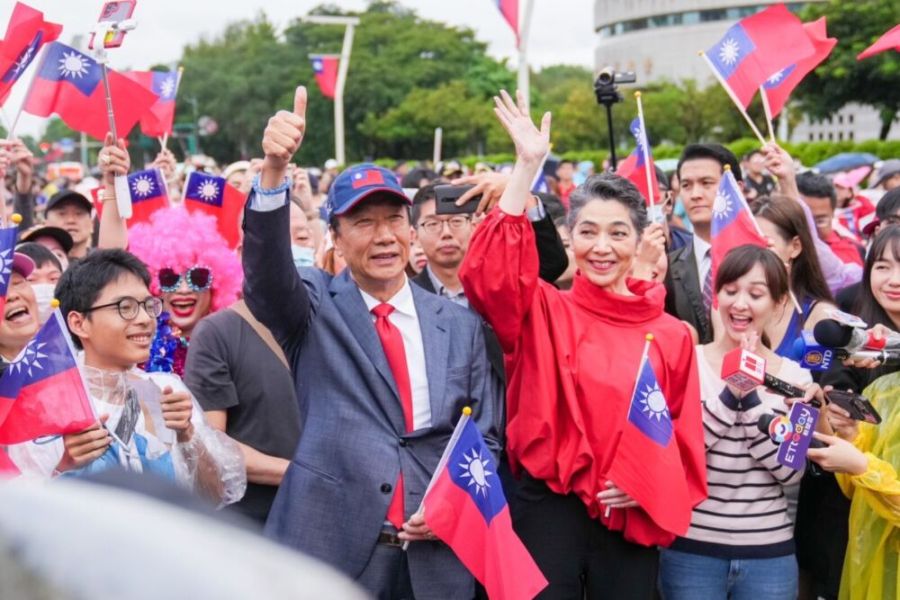 偕賴佩霞唱國歌、參加國慶升旗 郭台銘:馬上就會撥雲見日 292 偕賴佩霞唱國歌、參加國慶升旗 郭台銘:馬上就會撥雲見日 291