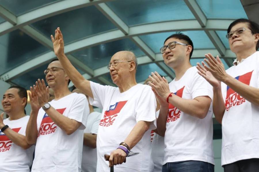 政黨輪替才能遠離戰爭威脅 國民黨大老:勿辜負六成主流民意 242 國民黨10日於中央黨部前廣場,舉行慶祝中華民國112年國慶日升旗活動,朱立倫、侯友宜、吳伯雄出席。